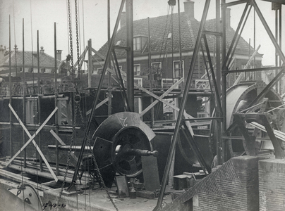 841756 Afbeelding van de bouw van het Vechtgemaal in de sluis in de Vecht te Muiden (provincie Noord-Holland).